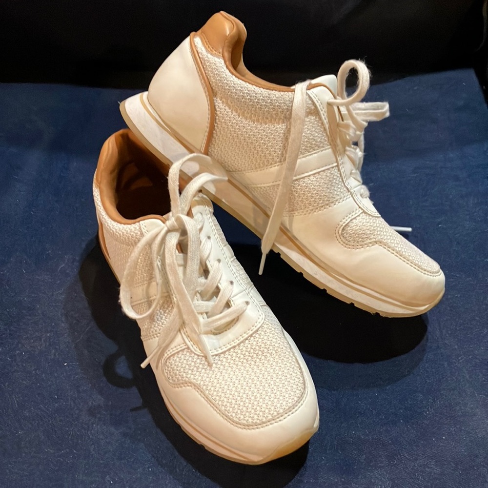 EUC Sz 7.5 Banana Republic sneakers. Cream / tan
